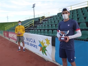 Los dos finalistas con el trofeo de campeones