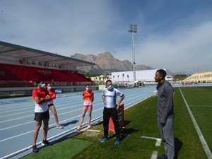 Orlando Ortega saludando a sus compañeros de la selección de Atletismo de España