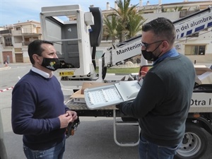 Miguel Cano, delegado de zona de CITELUM mostrando las nuevas luminarias LED a Bernabé Cano, alcalde de La Nucía