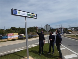 Raúl Iracheta, Asist. Técnica Dinycon Sistemas, Toni Buades, coordinador y Bernabé Cano, alcalde de La Nucía en el panel de control de aforo de parking