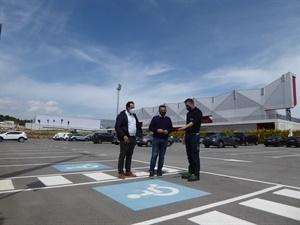 Viendo los sensores de las plazas de parking de movilidad reducida