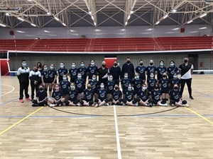 Los equipos de voleibol infantil zonal e infantil y cadete preferente con sus entrenadores junto a Bernabé Cano, alcalde de La Nucía y Sergio Villalba, concejal de Deprotes