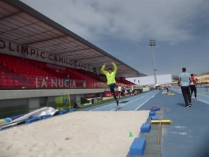 El triplista Daniel Solís probando sobre el foso de arena