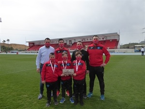 El equipo benjamín de Pilota con sus medallas junto a su entrenador Pere Roc II, Juan Vicente Berenguer, pte CLub Pilota, Sergio Villalba, concejal Deportes y Bernabé Cano, alcalde de La Nucía