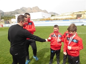 Bernabé Cano, alcalde de La Nucía, felicitando a los jóvenes pilotaris