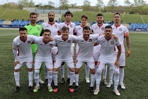 Alineación del CF La Nucía, de blanco, ante el Badalona