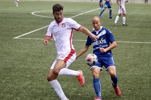 Fofo controla de espuela un balón ante el defensor badalonés