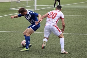 El extremo nuciero Cabezas intentando regatear durante el partido