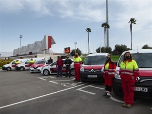 Pepe Cano, concejal de Serv. Técnicos y Bernabé Cano, alcalde de La Nucía, junto a los 6 nuevos vehículos y trabajadores municipalesse