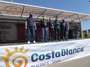 Los tres primeros clasificados del torneo: 1º Daniil Yuffa, 2º Rufino Camarena y 3º Enrique Llobell junto a Francisco Cuevas, pte. FACV y Sergio Villalba, concejal de Deportes