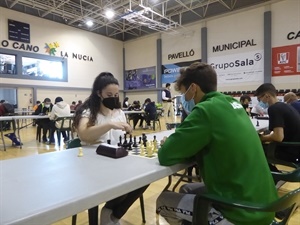 La nuciera Nieves Sanleón en una de las 10 partidas del Autonómico de Ajedrez