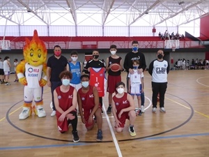 Jugadores de la Escuela de Basket de La Nucía junto a su entrenador Alejandro Aliaga; Fogui, mascota del Lucentum; Antonio Galleto, pte. Fund.Lucentum, Sergio Villalba, concejal Deportes y Bernabé Cano, alcalde de La Nucía