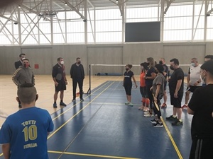 Dani Sánchez, monitor escuela, junto a Bernabé Cano, alcalde de La Nucía en al jornada de Puertas Abiertas de Bádminton