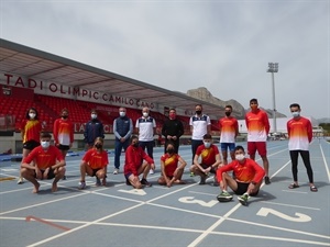 Atletas sub 20 y sub 23 junto a sus entrenadores y el seleccionador Pepe Peiró y Bernabé Cano, alcalde de La Nucía