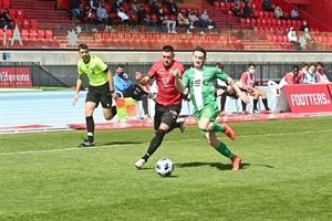 Javi Cabezas lucha por una balón en la banda ante el Cornellà