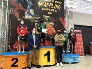 Podium senior femenino en 53 kg con Naoiomi Anaisansi como campeona 4 2021