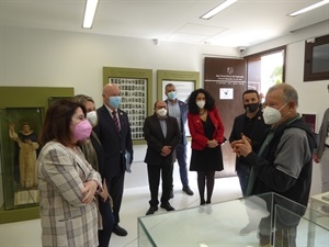 El filántropo José Soler explicando la Biblioteca de Sant Vicent Ferrer del CEM Captivador a la rectora