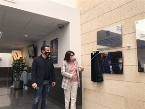 La rectora de la UA descubriendo una placa conmemorativa de sus visita