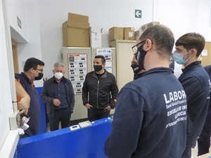 Serafín López, concejal de Empleo y Bernabé Cano, alcalde de La Nucía, visitando el Curso de Domótica de la Escuela de Oficios