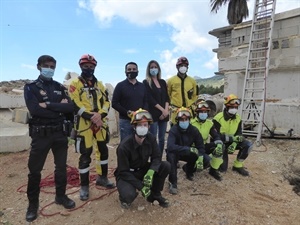 Alumnos y formadores junto a las autoridades locales