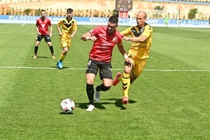 Javi Cabezas luchando por un balón ante un defensa del Badalona