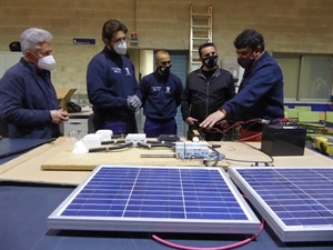 Everasto Pérez, profesor del curso, explicando los paneles solares a Serafín López, concejal Empleo y Bernabé Cano, alcalde de La Nucía