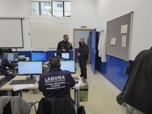 Serafín López, concejal de Empleo dialogando con Juan Andrés López, profesor del curso