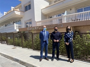 Miguel Solera, Director de los Hoteles Barceló de La Nucía y Kimberley Berryman, Jefa de Ventas de los Hoteles Barceló de La Nucía. junto a Bernabé Cano, alcalde de La Nucía, delante del Hotel