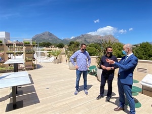 En la tercera planta hay una terraza Chill Out con vista al mar y al círculo monañoso