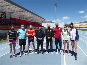 Los atletas Patricia Ortega, Saleta Fernández, Davi Bolado , Bruno Comín y los entrenadores Erki Nool y Ramón Torralbo, junto a Bernabé Cano, alcalde de La Nucía