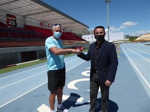 El entrenador estonio Erki Nool, oro olímpico en Sydney 2000, saludando a Bernabé Cano