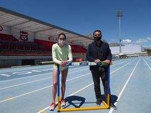 La atleta Patricia Ortega junto a Bernabé Cano, alcalde de La Nucía