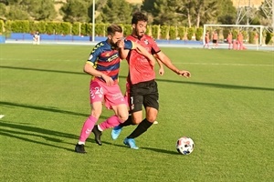 Fofo lucha por un balón ante la defensa del Llagostera