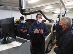 Serafín López, concejal de Empleo, visitando el Curso de Electromecánica Nivel 2