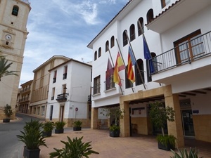 Bandera a media asta en Ayuntamiento de La Nucía por la muerte de Francisco Brines