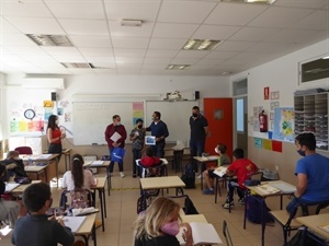 El premio se le entregó en su clase del Colegio Muixara, para motivar a sus compañeros a participar en la edición de 2021