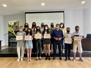 Los 6 estudiantes premiados junto a la director, profesoras y Bernabé Cano, alcalde de La Nucía