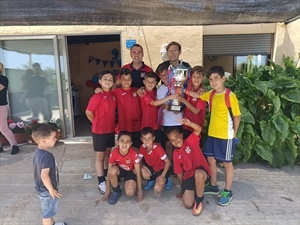 El Benjamín "D" del CF La Nucía celebrando su título de liga