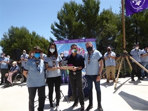 Elena Cabezas, pta. Scouts España, entrega el premio a Bernabé Cano, alcalde de La Nucía, en prsencia de Vicent Devesa, coordinador Grup Scouts La Nucía y José Gómez, pte. Scouts Valencians.