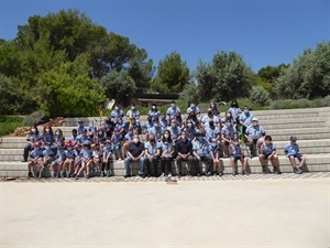 Foto del Grupo Scout La Nucía junto a los directivos de ASDE y autoridades