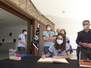 Elena Cabezas, pta. Scouts España, firmando en el libro honor del Ayuntamiento de La Nucía