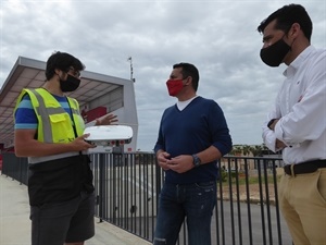 Mateo Miñano, técnico de la empresa instaladora Hopu, explicando el funcionamiento de la Estación a Miguel A.Ivorra, concejal de Urbanismo y Bernabé Cano, alcalde de La Nucía