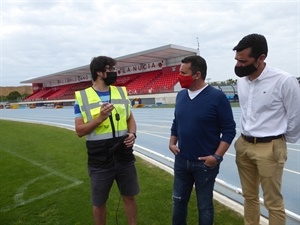 El sensor de suelo se ha instalado en uno de lo extremos del campo de fútbol de césped natural del Estadi Olímpic