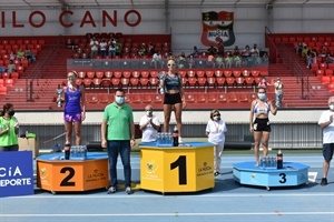 Podium femenino del Cross 10 KM, con 1ª Roser Mañosa López, 2ª Emily Desprez y 3ª María Pilar Rodríguez, junot a Sergio Villalba, concejal de Deportes