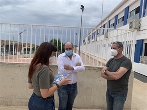 Sivia Ripoll, directora Colegio Muixara, dialogando con Carlos Ferrís, presidente de la FEMECV y Enrique Sempere, vocal de escalada FEMECV