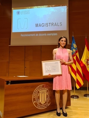 Marga Rodrigo con su distinción de "docente magistral" de la UPV