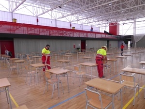 Operarios de los servicios técnicos en el montaje de mesas y sillas esta mañana