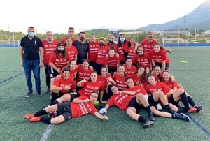 Jugadoras y cuerpo técnico celebrando el ascenso junto a Bernabé Cano, alcalde de La Nucía y Sergio Villalba, concejal de Deportes