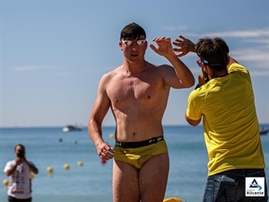 Foto Román Carey ©️ RedCarey Media. Miguel Bou entrando en meta en Alicante