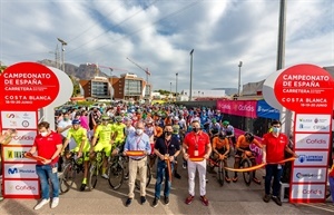 Corte de cinta antes de la prueba UCI-Elite en "La Nucía, Ciudad del Deporte"